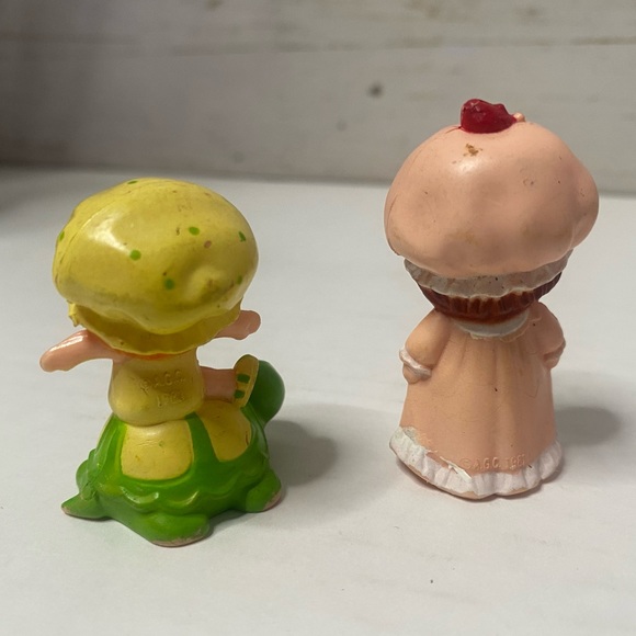 ✨ vintage✨ 1980’s strawberry shortcake Berry Patch Carry Case Cupboard figures - Picture 2 of 4